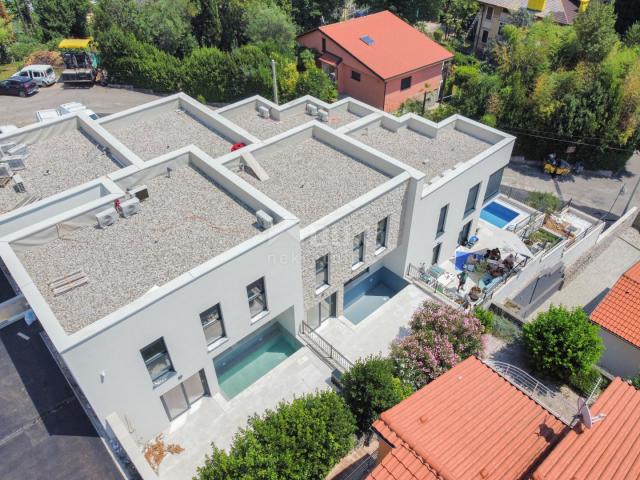 OPATIJA, LOVRAN – Exklusive zweistöckige Wohnung mit privatem Pool, nur 150 Meter vom Strand entfern