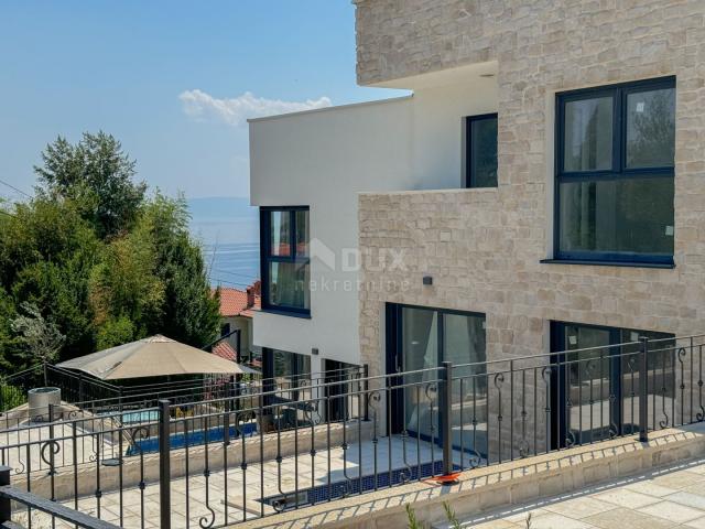 OPATIJA, LOVRAN – Exklusive zweistöckige Wohnung mit privatem Pool, nur 150 Meter vom Strand entfern