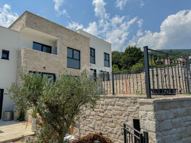 OPATIJA, LOVRAN – Exklusive zweistöckige Wohnung mit privatem Pool, nur 150 Meter vom Strand entfern