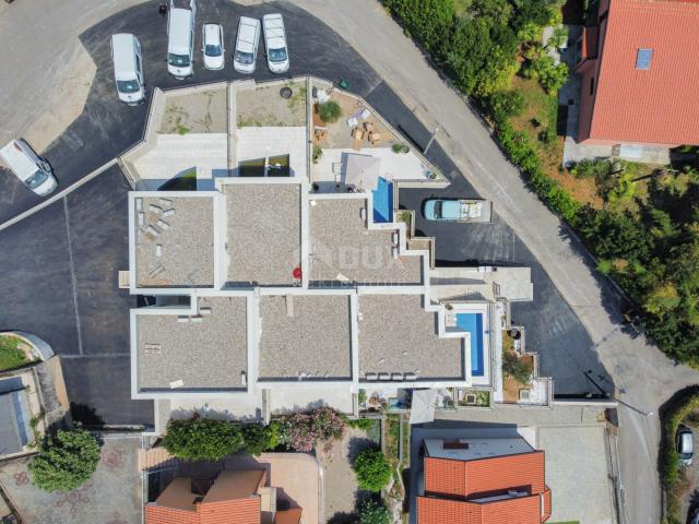 OPATIJA, LOVRAN – Exklusive zweistöckige Wohnung mit privatem Pool, nur 150 Meter vom Strand entfern