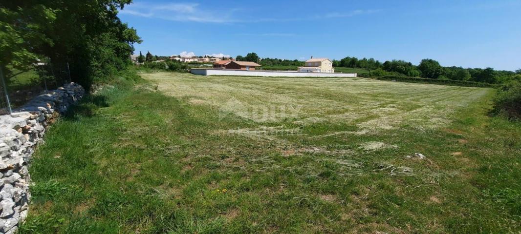 ISTRA, BARBAN - Građevinsko zemljište s predanim zahtjevom za izgradnju moderne vile