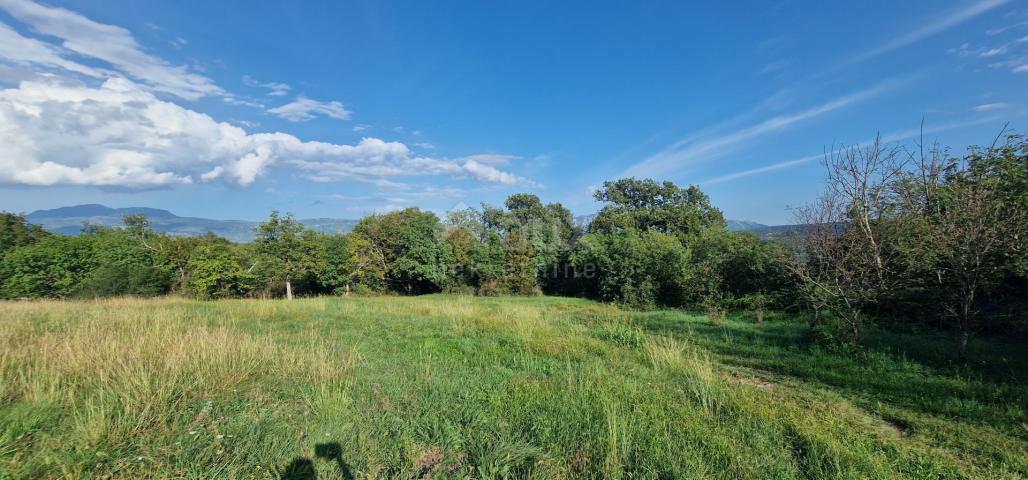 ISTRIA, PIĆAN - Beautiful complex of construction and agricultural land, view of Učka - complete pri