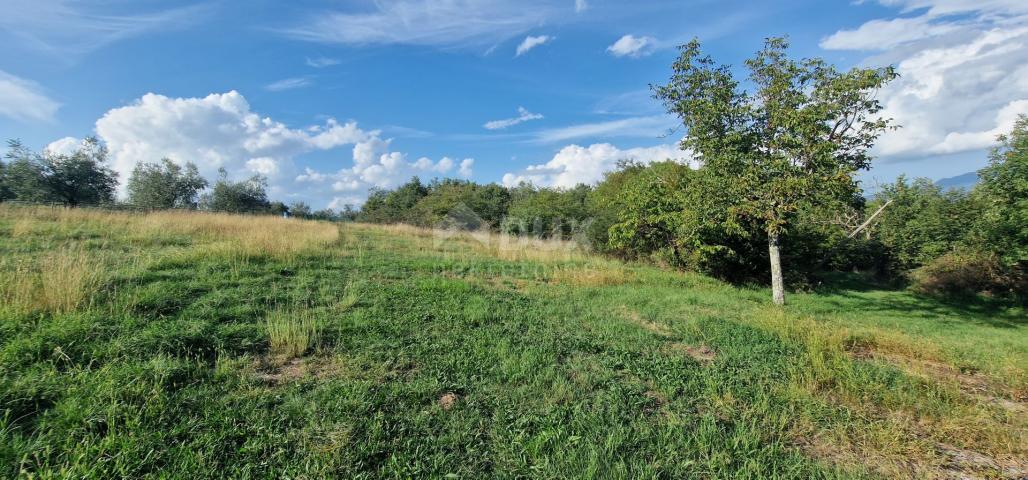 ISTRIA, PIĆAN - Beautiful complex of construction and agricultural land, view of Učka - complete pri