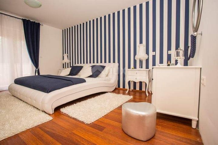 CRIKVENICA - luksuzna kuća s pet apartmana