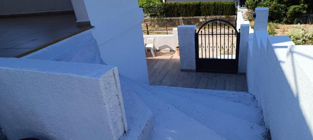 Spacious 4-Bedroom House with Rooftop Terrace in Sutomore