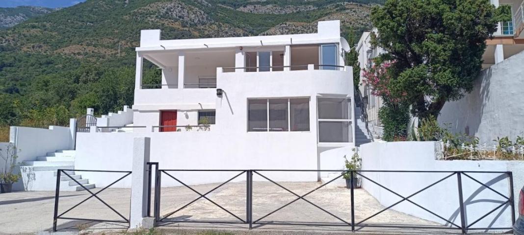 Spacious 4-Bedroom House with Rooftop Terrace in Sutomore