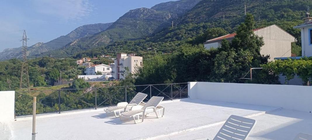 Spacious 4-Bedroom House with Rooftop Terrace in Sutomore