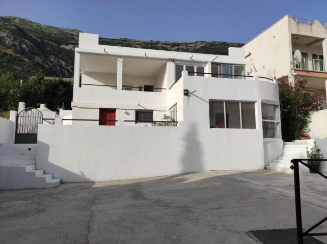 Spacious 4-Bedroom House with Rooftop Terrace in Sutomore