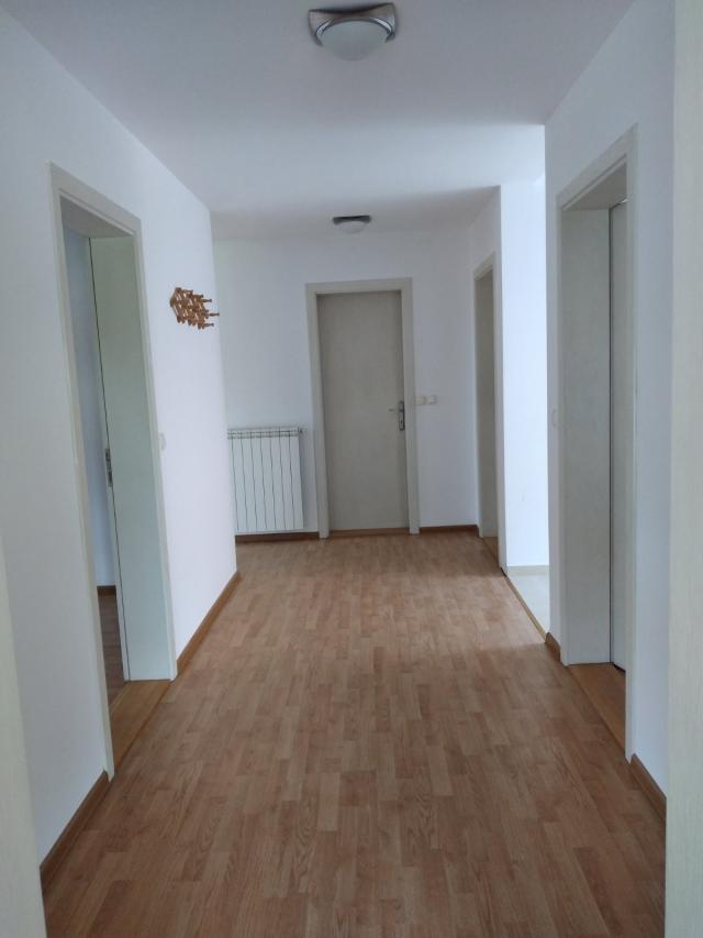 IZDAJEM SPRAT KUCE 105M2 KOVANLUK KRALJEVO