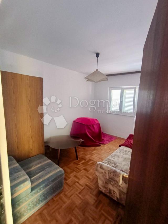 KUĆA SA TRI APARTMANA, PRIVLAKA, SUPER PRILIKA