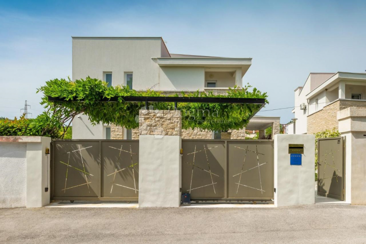 VILLA MIT EIGENEM WELLNESSZENTRUM IN ROVINJ, NESLJE ROVINJ