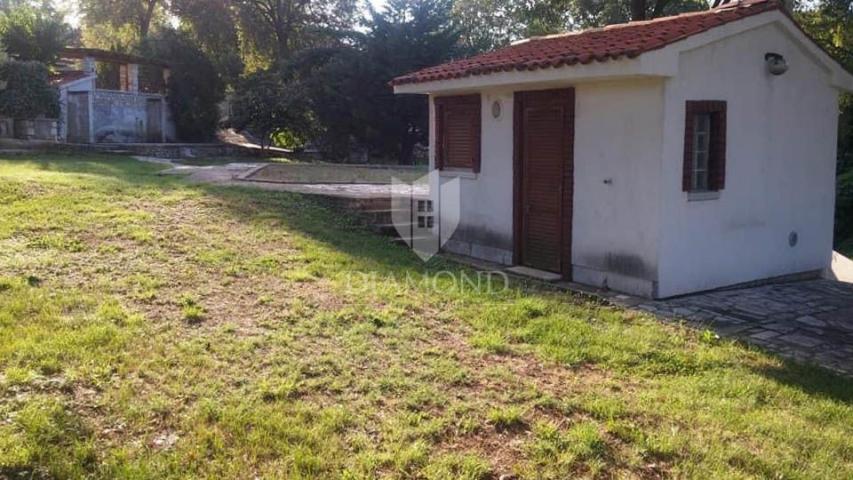 Poreč-Bereich, Haus mit großem Grundstück in ruhiger Lage