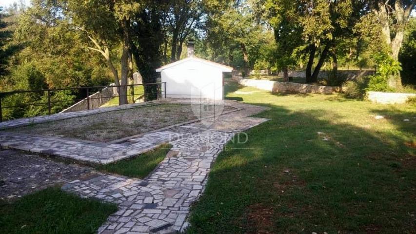 Poreč-Bereich, Haus mit großem Grundstück in ruhiger Lage