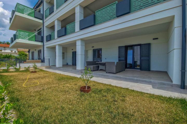 Novigrad, stan s vrtom 500 m od mora, parking, S2