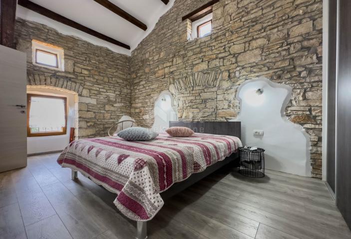 ISTRIA, SVETVINČENAT - Renovated autochthonous stone house with swimming pool