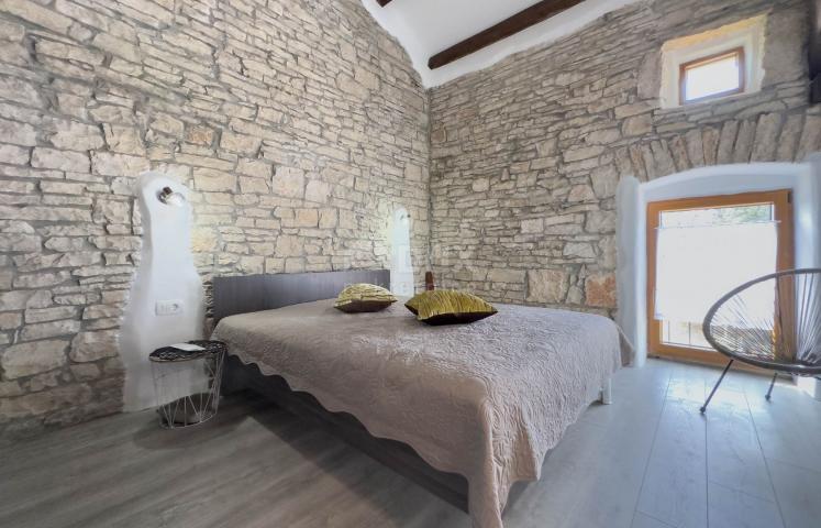 ISTRIA, SVETVINČENAT - Renovated autochthonous stone house with swimming pool