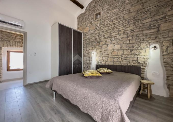 ISTRIA, SVETVINČENAT - Renovated autochthonous stone house with swimming pool