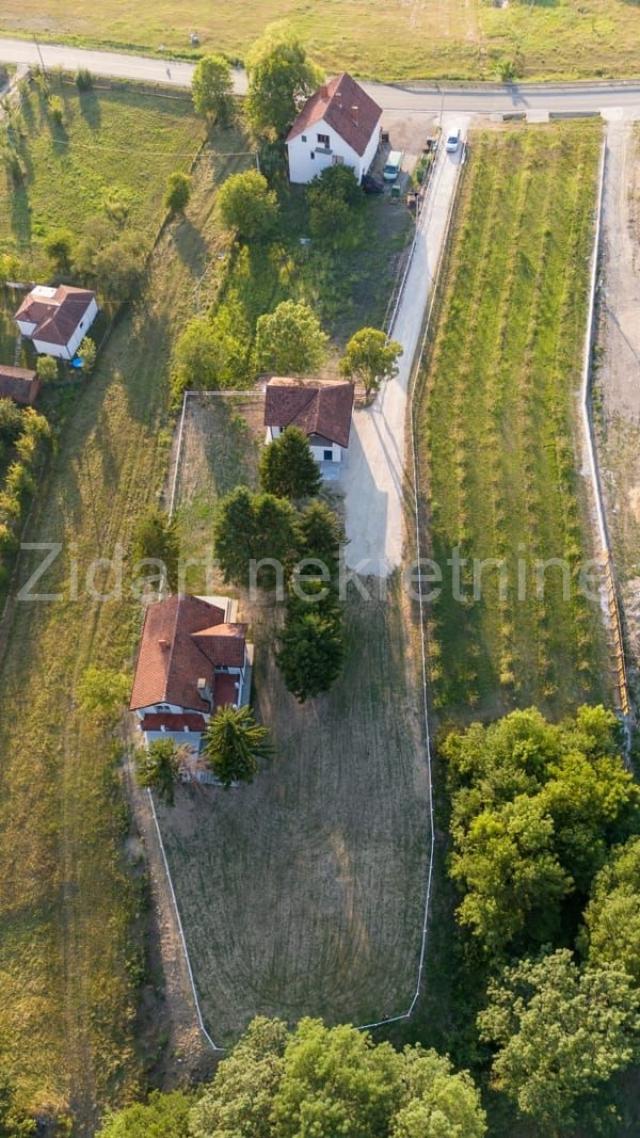 Topola, Donja Šatornja, dve kuće 226m2+144m2, plac 24ara