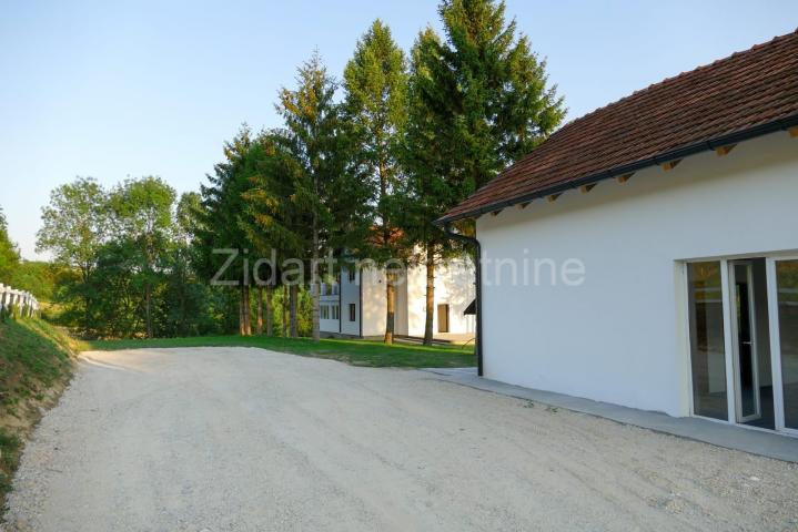 Topola, Donja Šatornja, dve kuće 226m2+144m2, plac 24ara