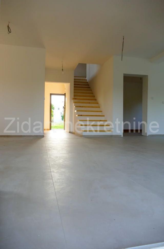 Topola, Donja Šatornja, dve kuće 226m2+144m2, plac 24ara