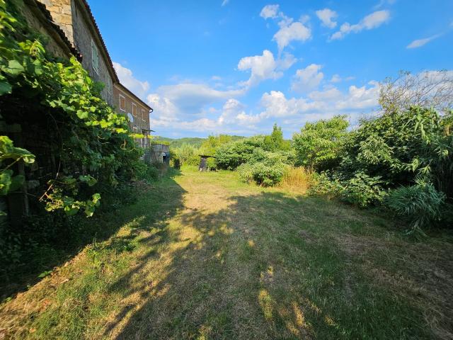 Stone houses in the surroundings of Grožnjan with a large plot of land and open view