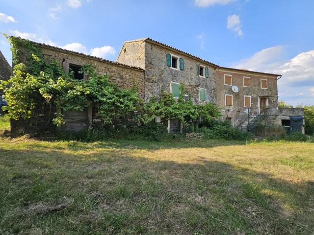 Stone houses in the surroundings of Grožnjan with a large plot of land and open view