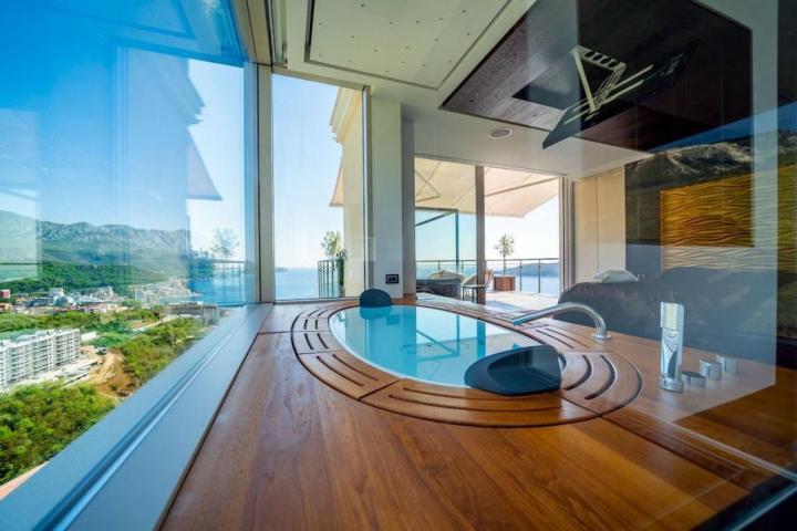 For sale: Luxury penthouse 168 m2 with sea view, Budva, Bečići