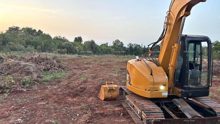 Građevinsko zemljište Prodaje se građevinsko zemljište, 4300m2 u industrijsko-poslovnoj zoni Šišan. 