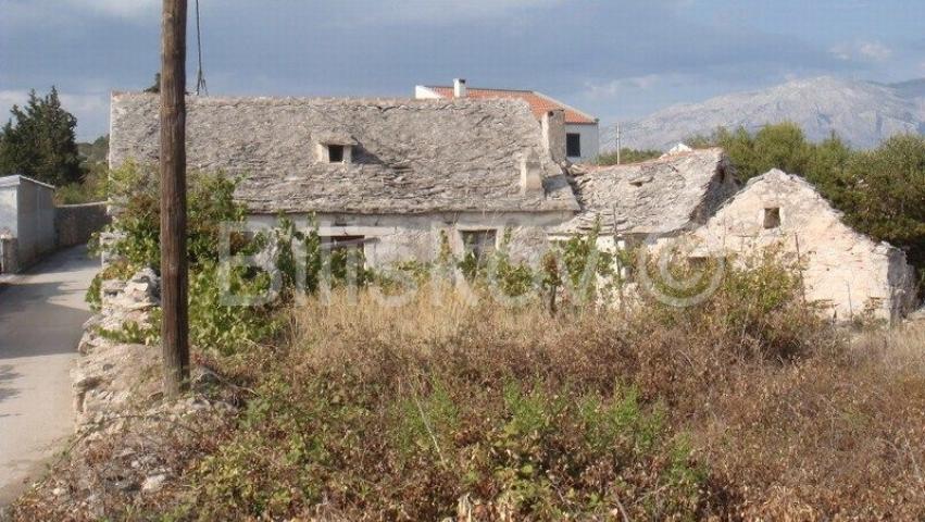 Brač, Sumartin 2 kamene autohtone kuće u centru, prijedlog uređenja