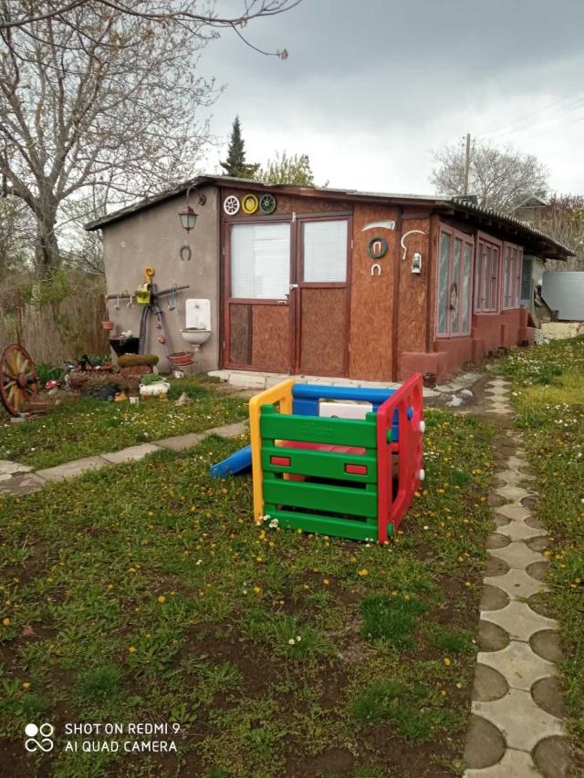 Vikend kuća na Fruškoj Gori, sa voćnjakom i vinogradom. Novi Slankamen. Preporuka!