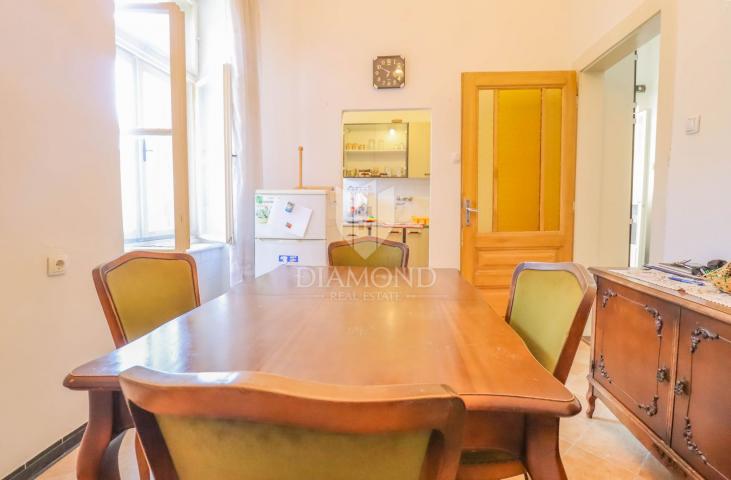 A spacious apartment with a garden in a top location in Pula!