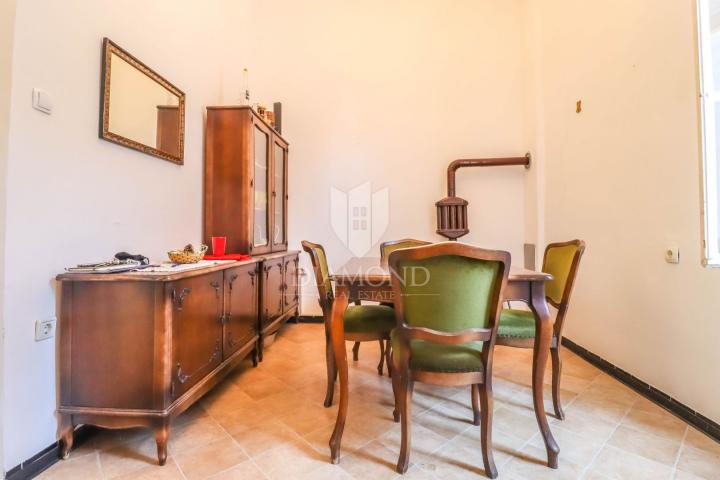 A spacious apartment with a garden in a top location in Pula!