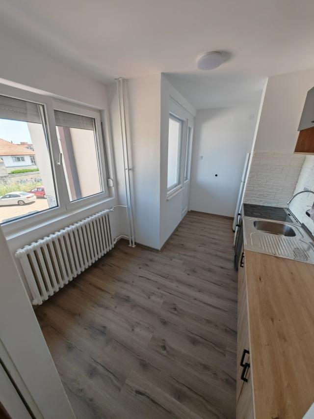 Izdajem Stan-Poslovni prostor 42m2 (Niš)