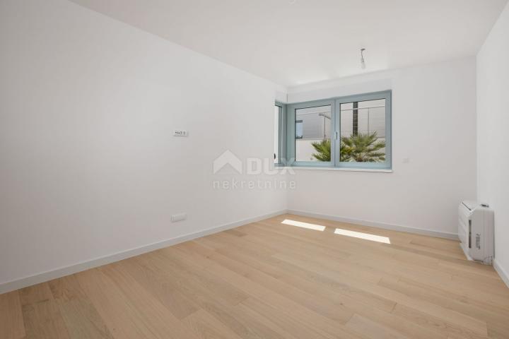 OPATIJA, CENTER - spacious apartment in a new building with a sea view, shared pool, garage