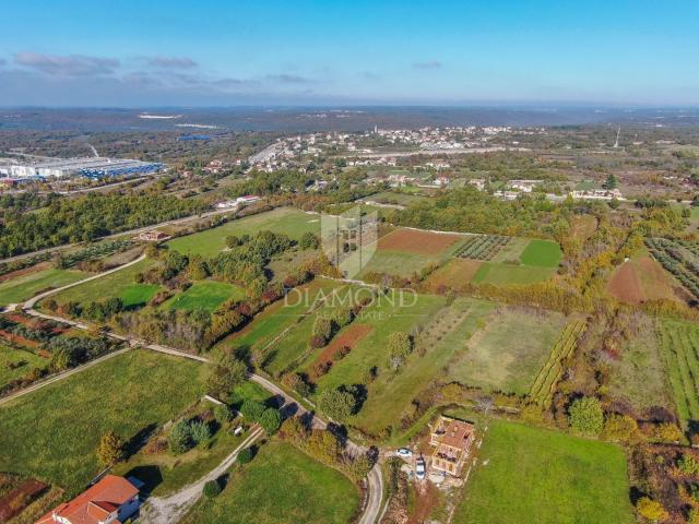 Predivno zemljište s građevinskom dozvolom u okolici Rovinja