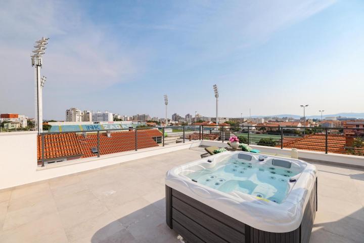 Zadar, Stanovi, trosoban penthouse s prekrasnim pogledom i jacuzzijem