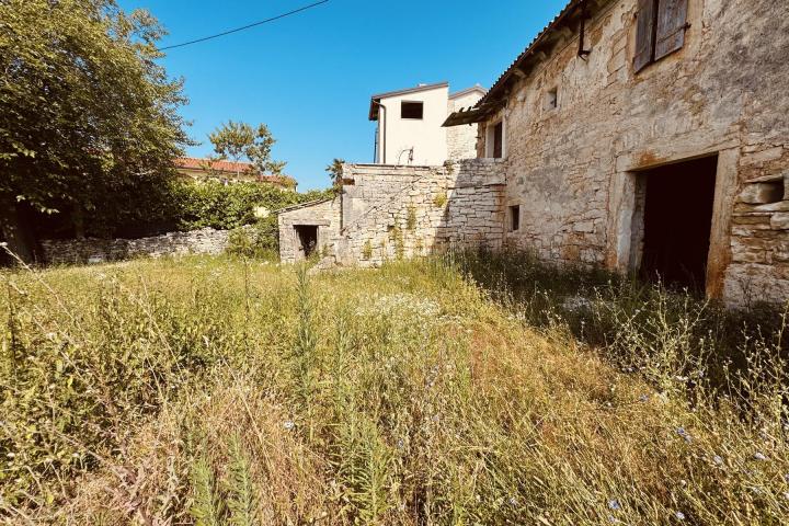 Tinjan, Stara kamena kuća za renovaciju s građevinskim zemljištem 