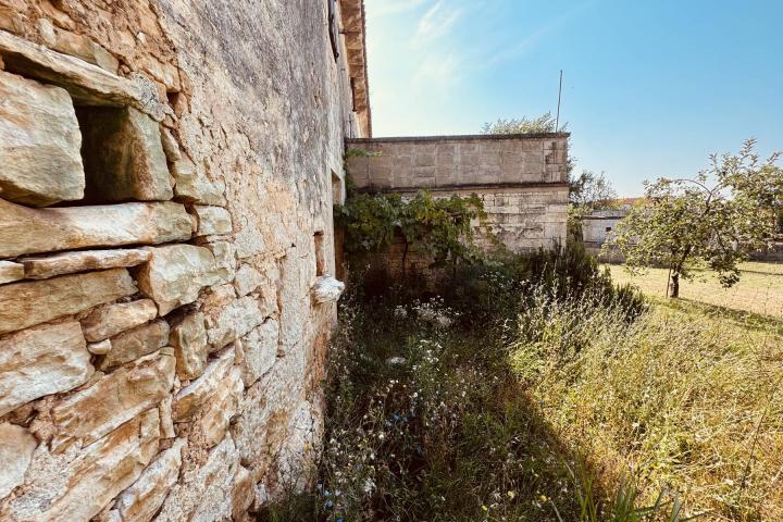 Tinjan, Stara kamena kuća za renovaciju s građevinskim zemljištem 