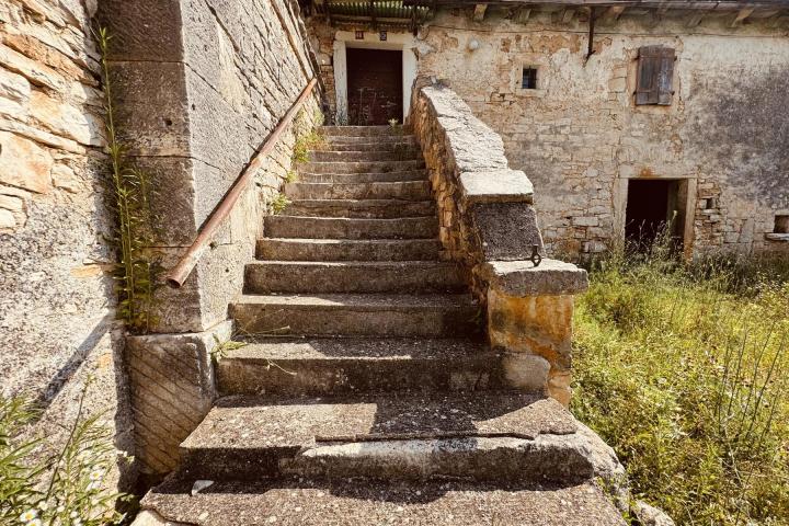 Tinjan, Stara kamena kuća za renovaciju s građevinskim zemljištem 