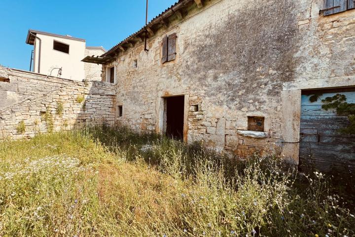 Tinjan, Stara kamena kuća za renovaciju s građevinskim zemljištem 