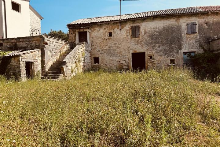 Tinjan, Stara kamena kuća za renovaciju s građevinskim zemljištem 