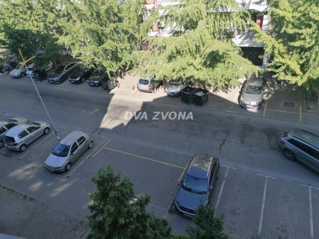 GRBAVICA DVOSOBAN NAMEŠTEN SA PARKING MESTOM