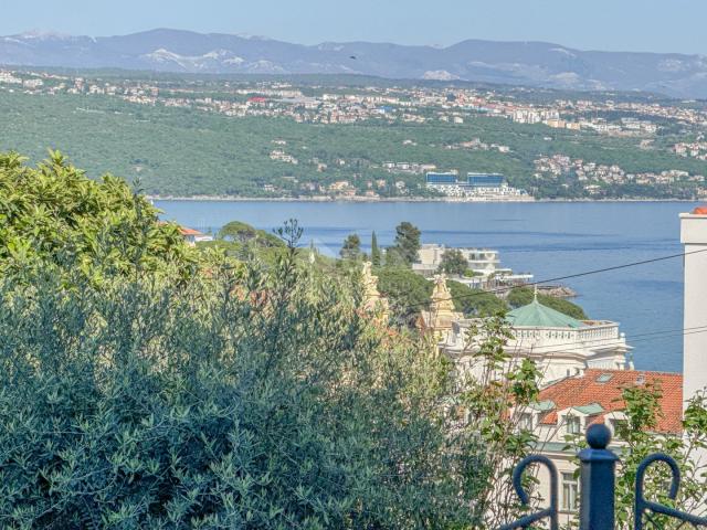 OPATIJA, ZENTRUM - Wohnung mit Garten in einem neuen Gebäude im Zentrum von Opatija mit Garage, Meer