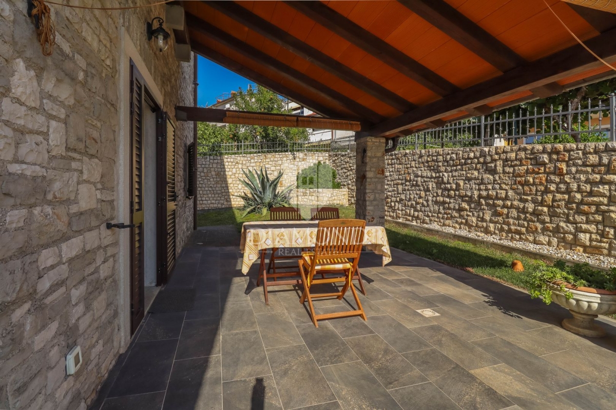 Pula - Wanted location - House with swimming pool and two garages