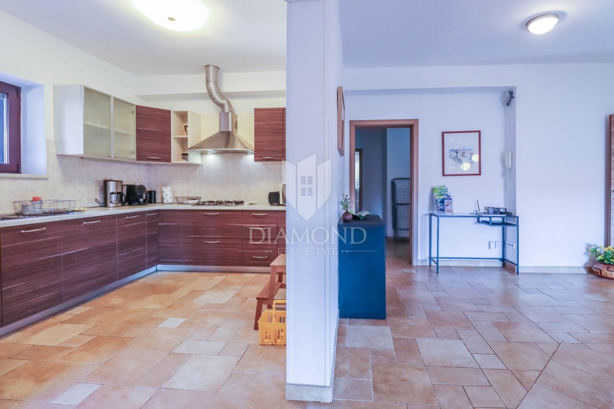 Pula - Wanted location - House with swimming pool and two garages