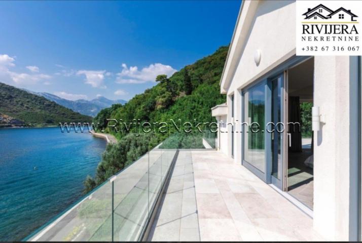 FAMILY VILLA ON THE FIRST LINE OF THE SEA IN THE BAY OF KOTOR