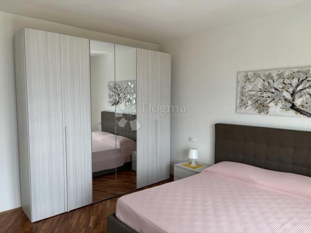 Opatija, centar, 74m2, balkon sa pogledom