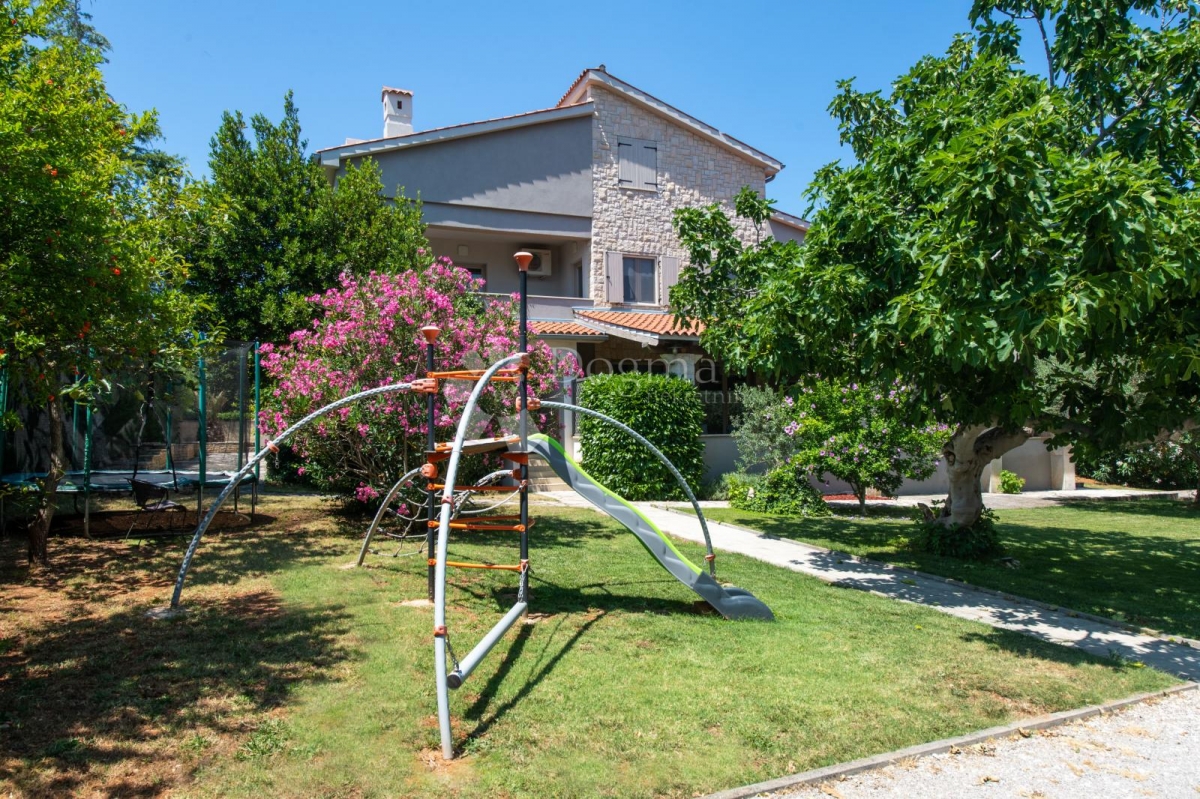 Prostrana vila, veliki vrt, bazen i kućica 