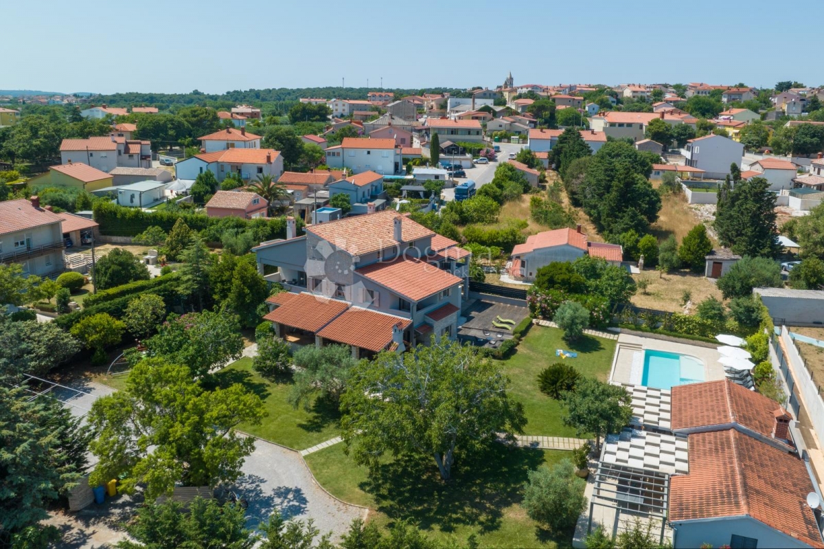 Prostrana vila, veliki vrt, bazen i kućica 