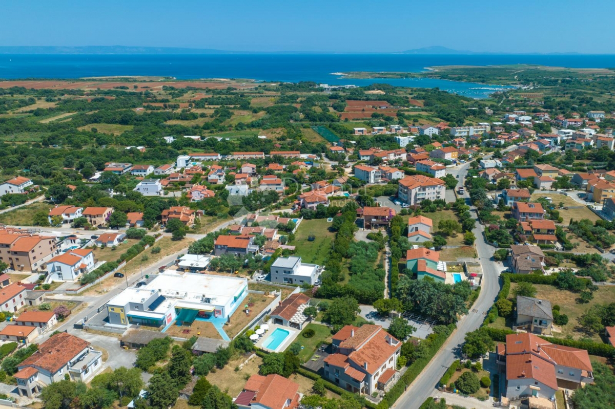 Prostrana vila, veliki vrt, bazen i kućica 